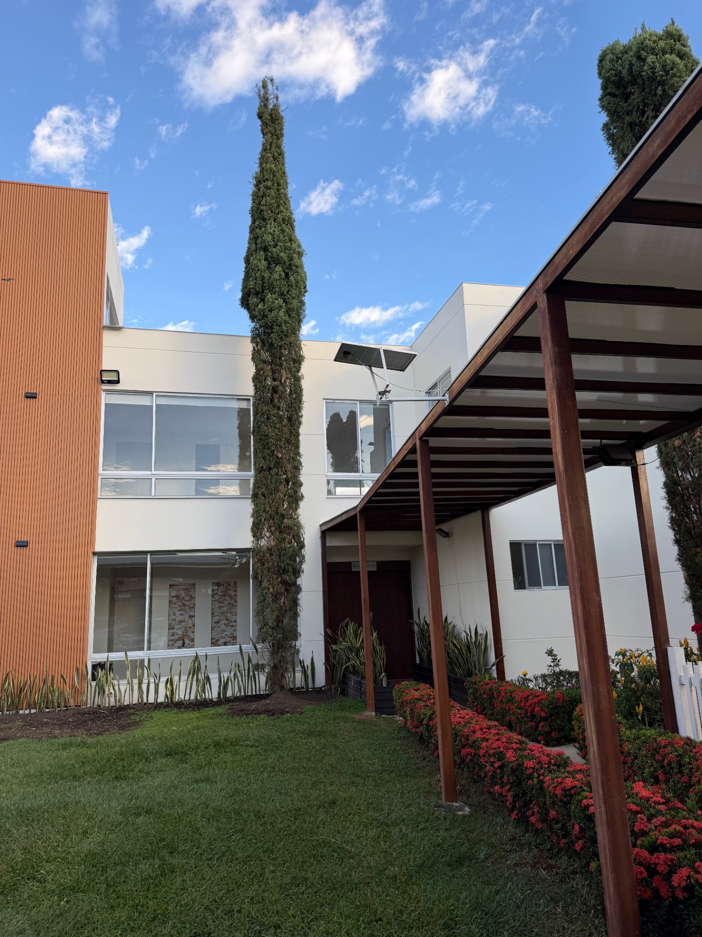Fachada con jardines