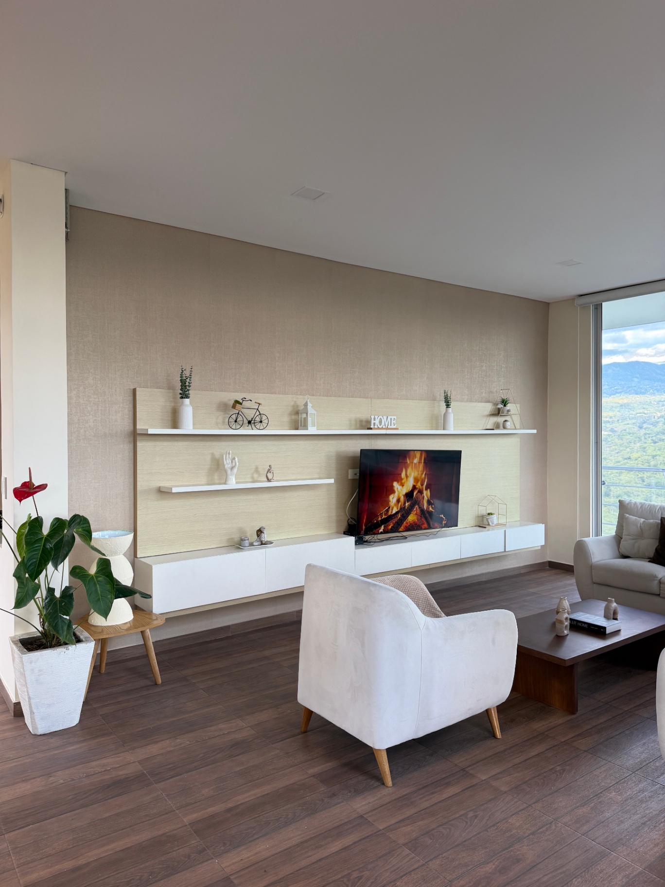 Sala de TV con chimenea