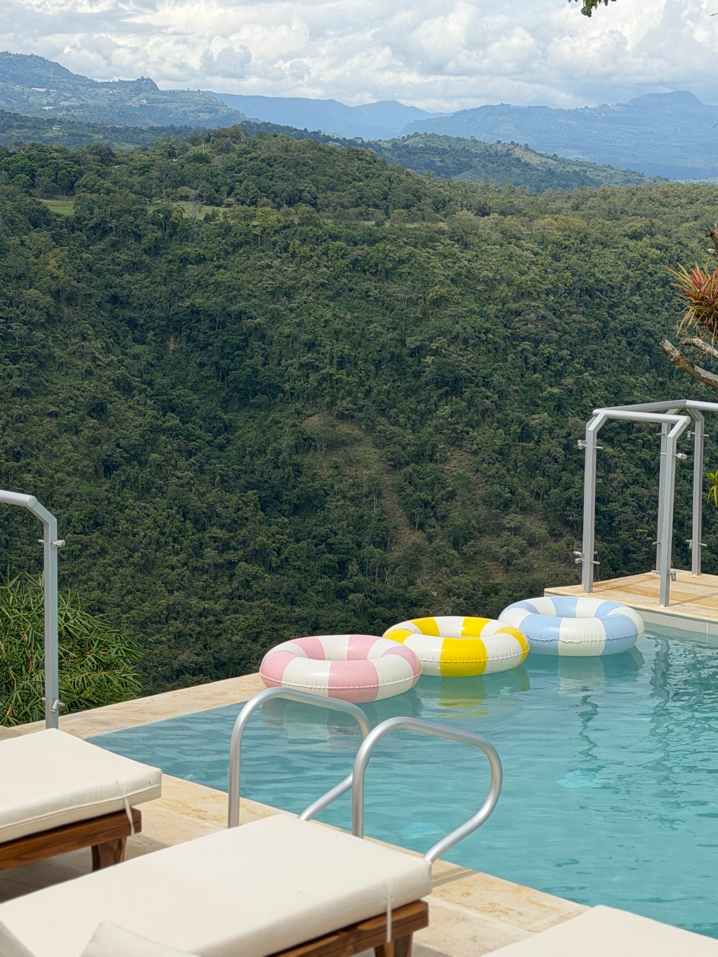 Piscina infinita de Casa Encanto con vistas a las montañas de Chinauta