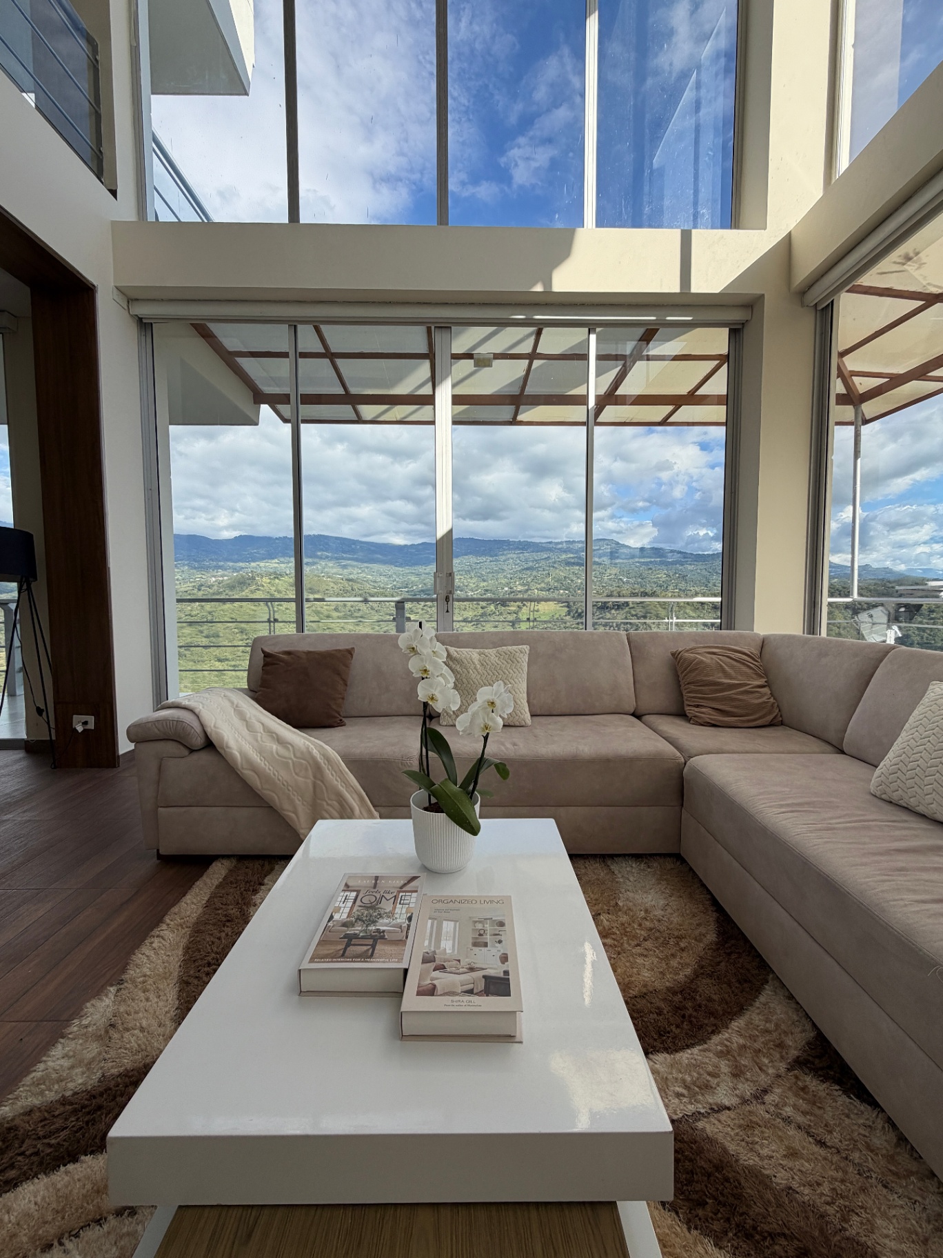 Sala principal con ventanal de doble altura